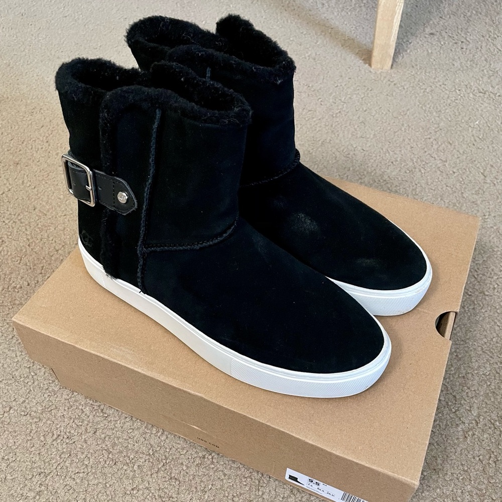 Ugg Aika Sneaker Boot in Black